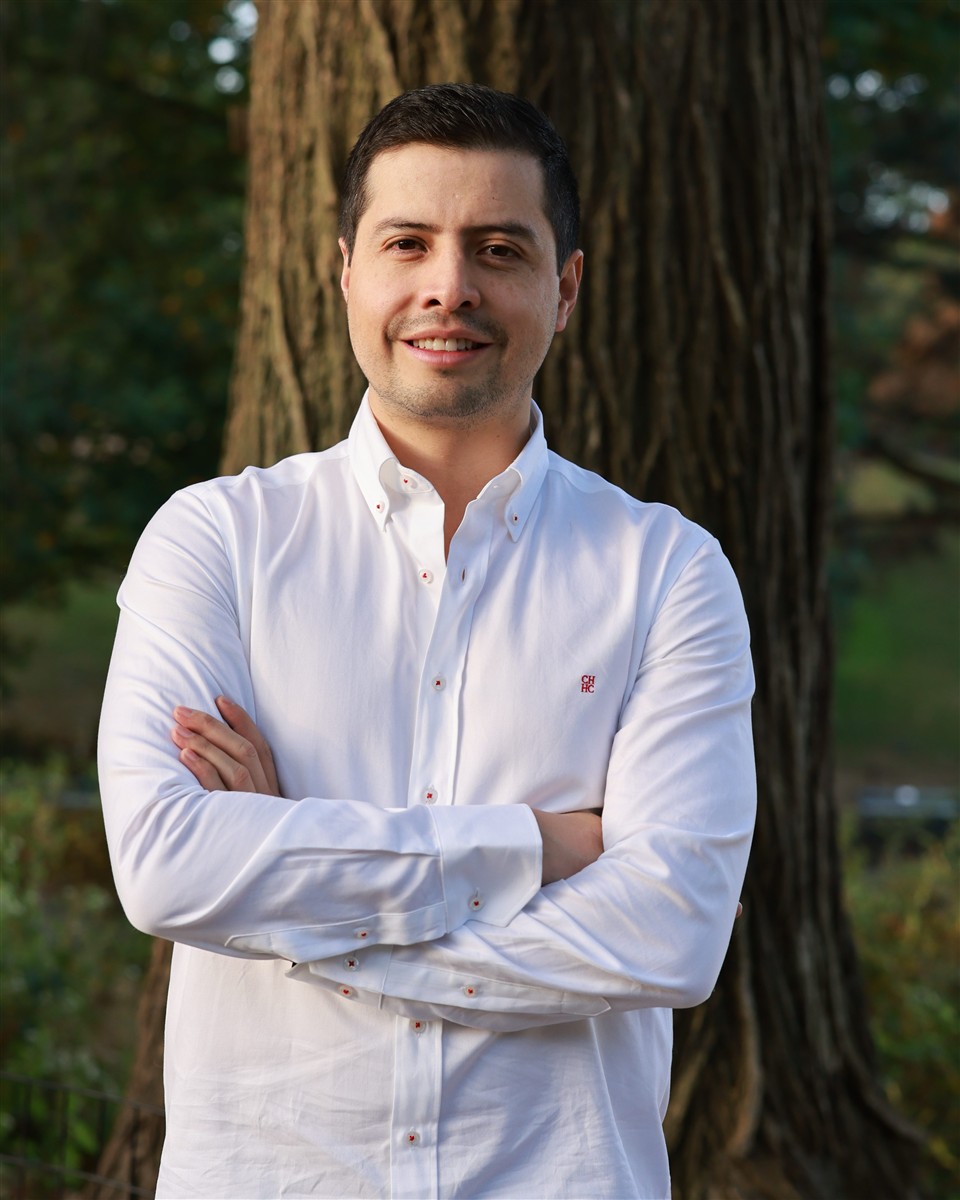 Andrés Cortés sonriendo al aire libre